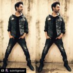 Kartik Aaryan Instagram – #Repost @sukritigrover
・・・
Grungin it Up @kartikaaryan 💥💥💥 in @gstarraw jacket @bershkacollection hoodie Sneakers @zara Styled by @sukritigrover @style.cell Assisted by @sonikapaliya #kartikaaryan #guestiinlondon #sukritigroverforstylecell