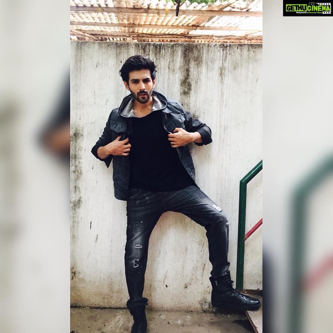 Kartik Aaryan Instagram - Aaj ka look 😎 #Guestiinlondon #Promotions @sukritigrover 🙂🙂 @sonikapaliya 👍🏻👍🏻