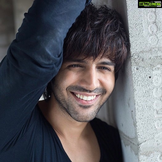 Kartik Aaryan Instagram - Smile while u still have teeth 😁😬