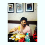 Kartik Aaryan Instagram - Food and people in Surat 👌🏻👌🏻👌🏻 What energy 👏🏻👏🏻 Had so much fun #GuestiinLondon #7thJuly