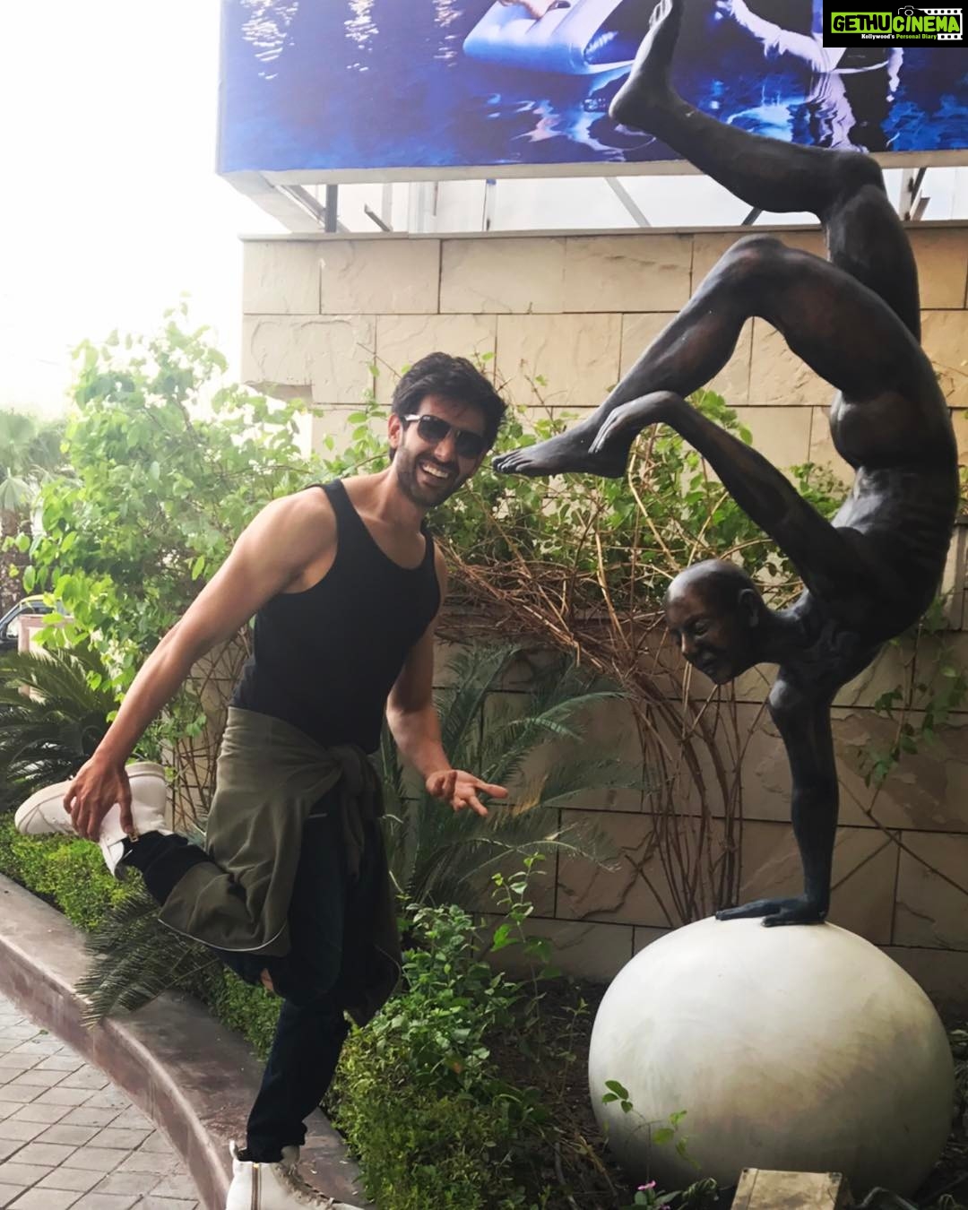 Kartik Aaryan Instagram - This is like So Easy 😏