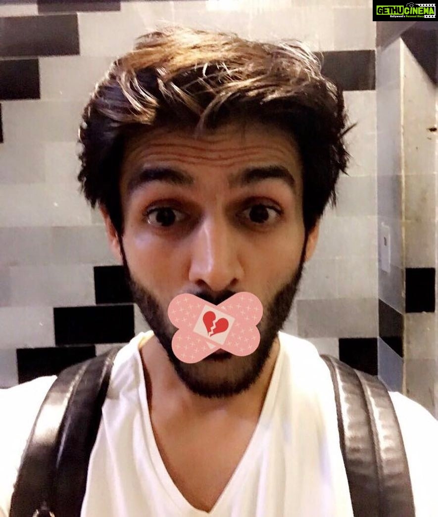 Kartik Aaryan Instagram - Ps- Monologue wouldnt have been possible if not for you 😏👸🏻❤️️❤️️ #HappyWomensDay