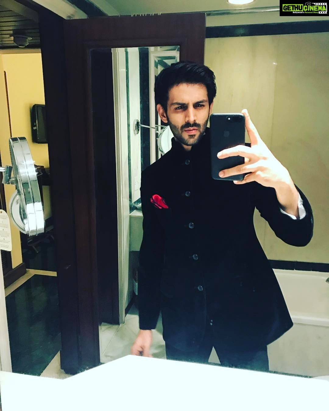 Kartik Aaryan Instagram - Last Night #Agra #Wedding #Friends