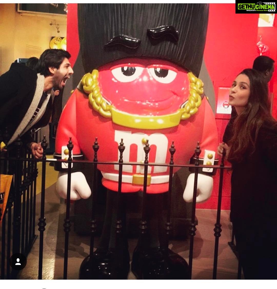 Kartik Aaryan Instagram - Happy bday to one of my craziest friends @sonaakshiraaj Have an amazing amazing year!! 🤘🏻☺️