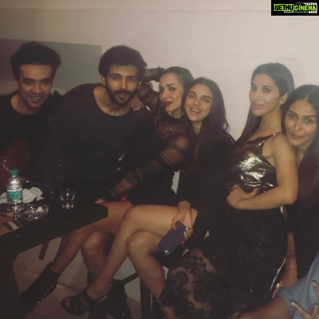 Kartik Aaryan Instagram - Happy birthday @sophiechoudry Have an amazing year ahead :))) 🎉🎉