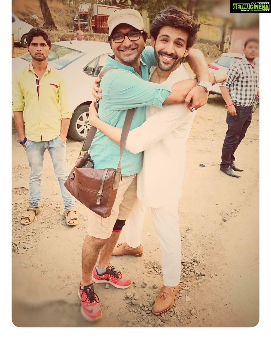 Kartik Aaryan Instagram - One of the most amazing people i know as he is the one who makes me look good on screen😜 @sudhir_cinematographer