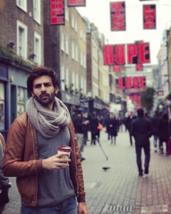 Kartik Aaryan Instagram - Hot Chocolate😎 #GuestiinLondon Carnaby London