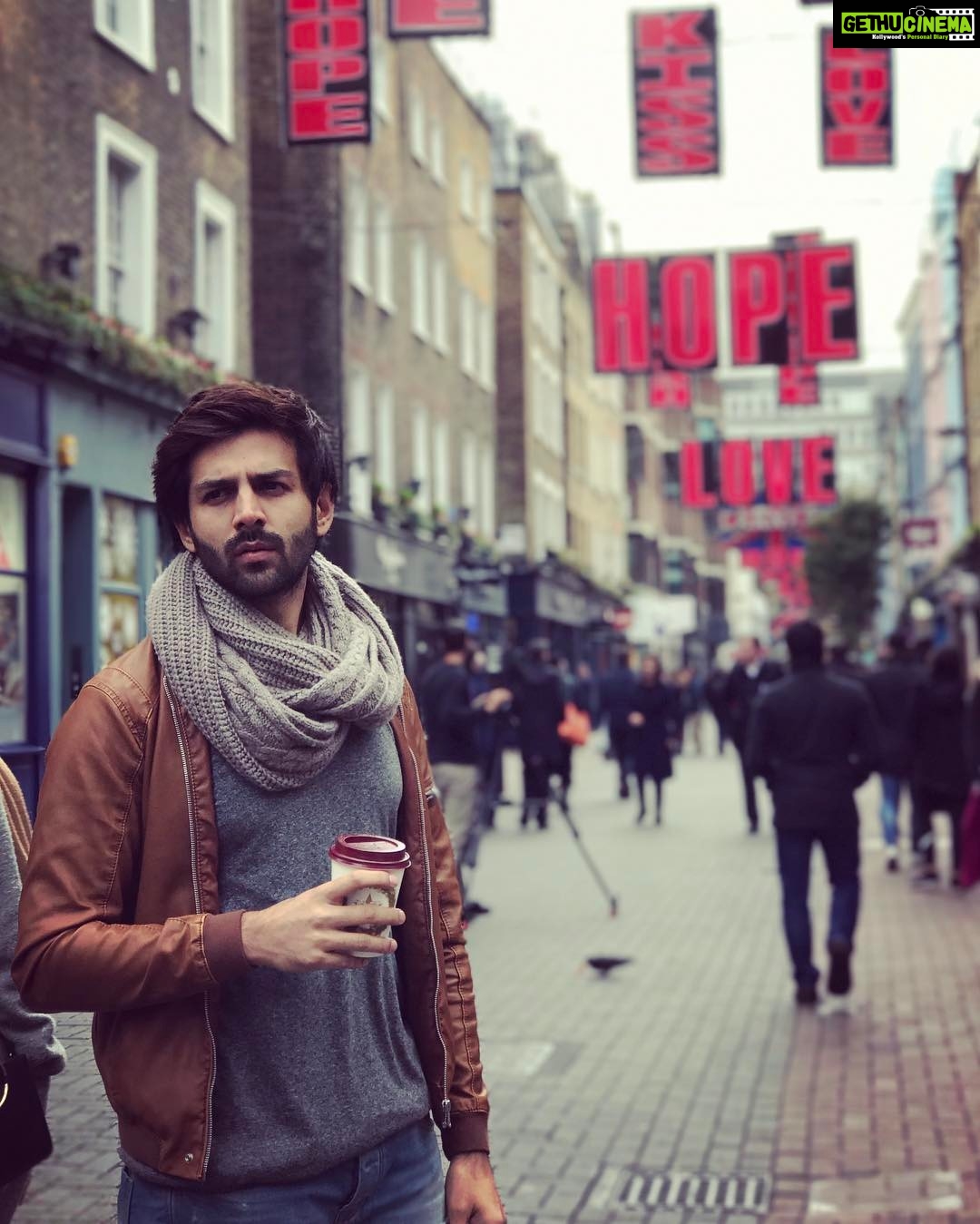 Kartik Aaryan Instagram - Hot Chocolate😎 #GuestiinLondon Carnaby London