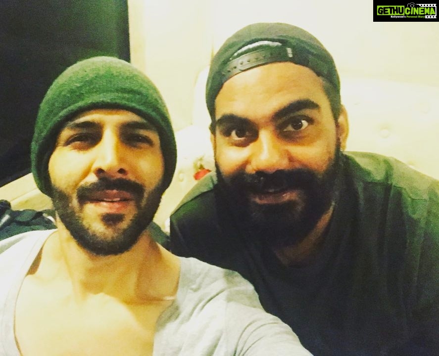 Kartik Aaryan Instagram - Dancing to his steps 👟 With the amazing @adil_choreographer 😎😎 #GuestiinLondon #rehearsals