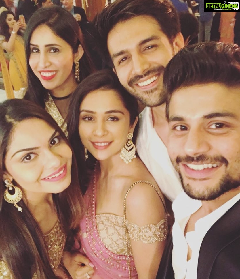 Kartik Aaryan Instagram - About last night @anshulmohan 's wedding night !! @raedita @themustafab @sonaakshiraaj @sanyakapil JW Marriott Mumbai Juhu
