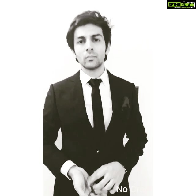 Kartik Aaryan Instagram - Before the red carpet Mooch or no mooch 🤔