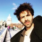 Kartik Aaryan Instagram - Messed up 👶🏻 #londondiaries London Bridge