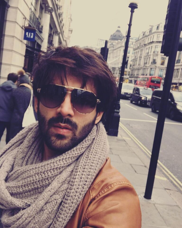 Kartik Aaryan Instagram - Feel the chill🌥☃️ #londontown London, United Kingdom