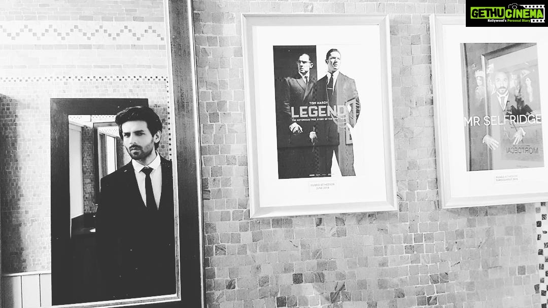 Kartik Aaryan Instagram - Classic... Frames.... #Snapchat #kartikaaryan Radisson Blu Edwardian Heathrow Hotel