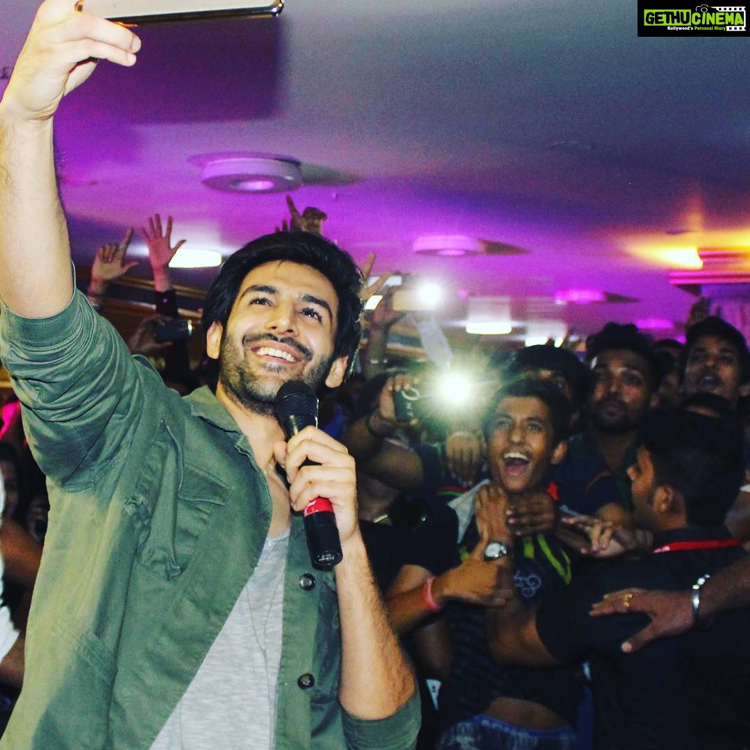 Kartik Aaryan Instagram - Thank u Kolkata for all the love #kolkata #city #love #event