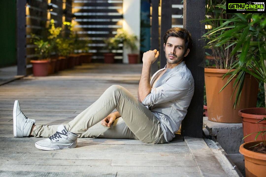 Kartik Aaryan Instagram - Thinking About.......🤔