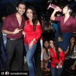 Kartik Aaryan Instagram - 😊😊😊😊 #Repost @sonaakshiraaj with @repostapp ・・・ Nothing like killing it with your friends @kartikaaryan #SonaakshiRaaj 💃🏻🍾