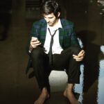 Kartik Aaryan Instagram – In the middle of a shoot 
Looking for #pokemon 🤓 
Addicted #pokemongo 😁
Pakkad ke chain se baitha 😤