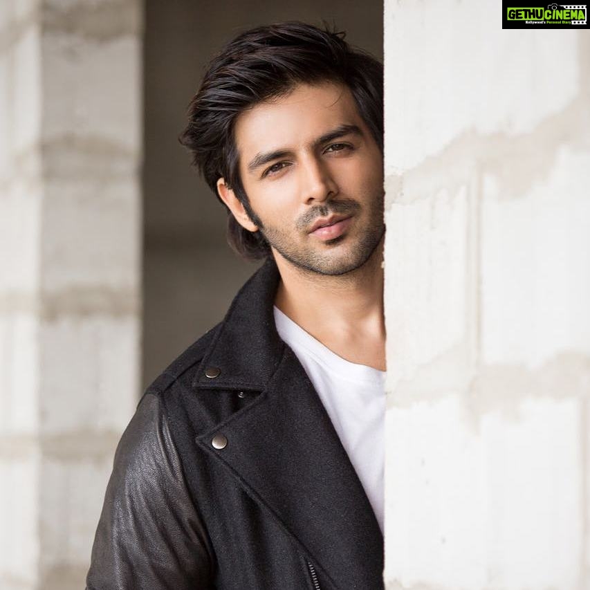 Kartik Aaryan Instagram - Can't think of a Caption 🤔