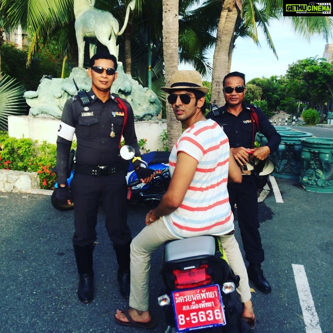Kartik Aaryan Instagram - Jab helmet ki jagah hat pehen li