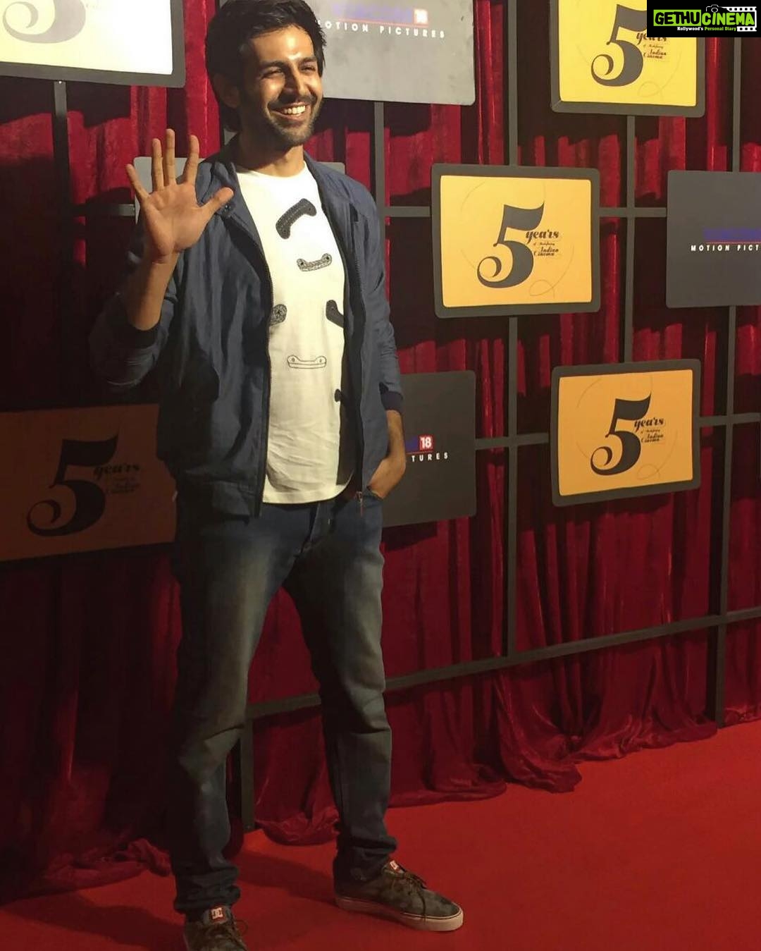 Kartik Aaryan Instagram - Last night celebrating #5yearsofvmp @viacom18motionpictures Smile ne aankhein almost band kar di 😂