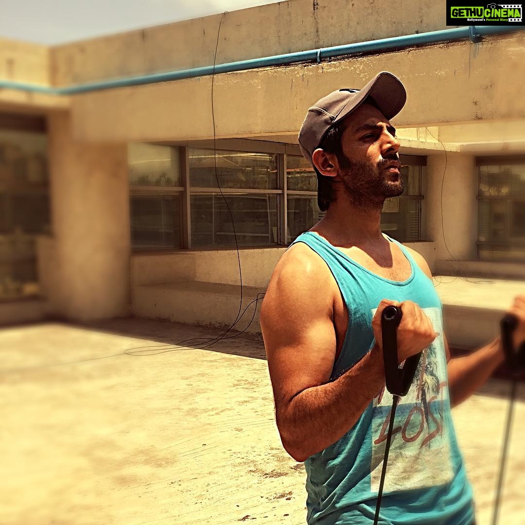 Kartik Aaryan Instagram - Make a difference today🐥