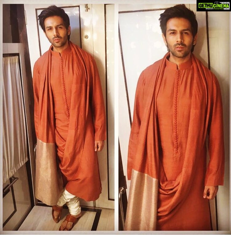 Kartik Aaryan Instagram - Ready to walk the ramp at #indiakidsfashionweek Wearing @manishmalhotra05 😊😊😊 Styled- @kush_savani