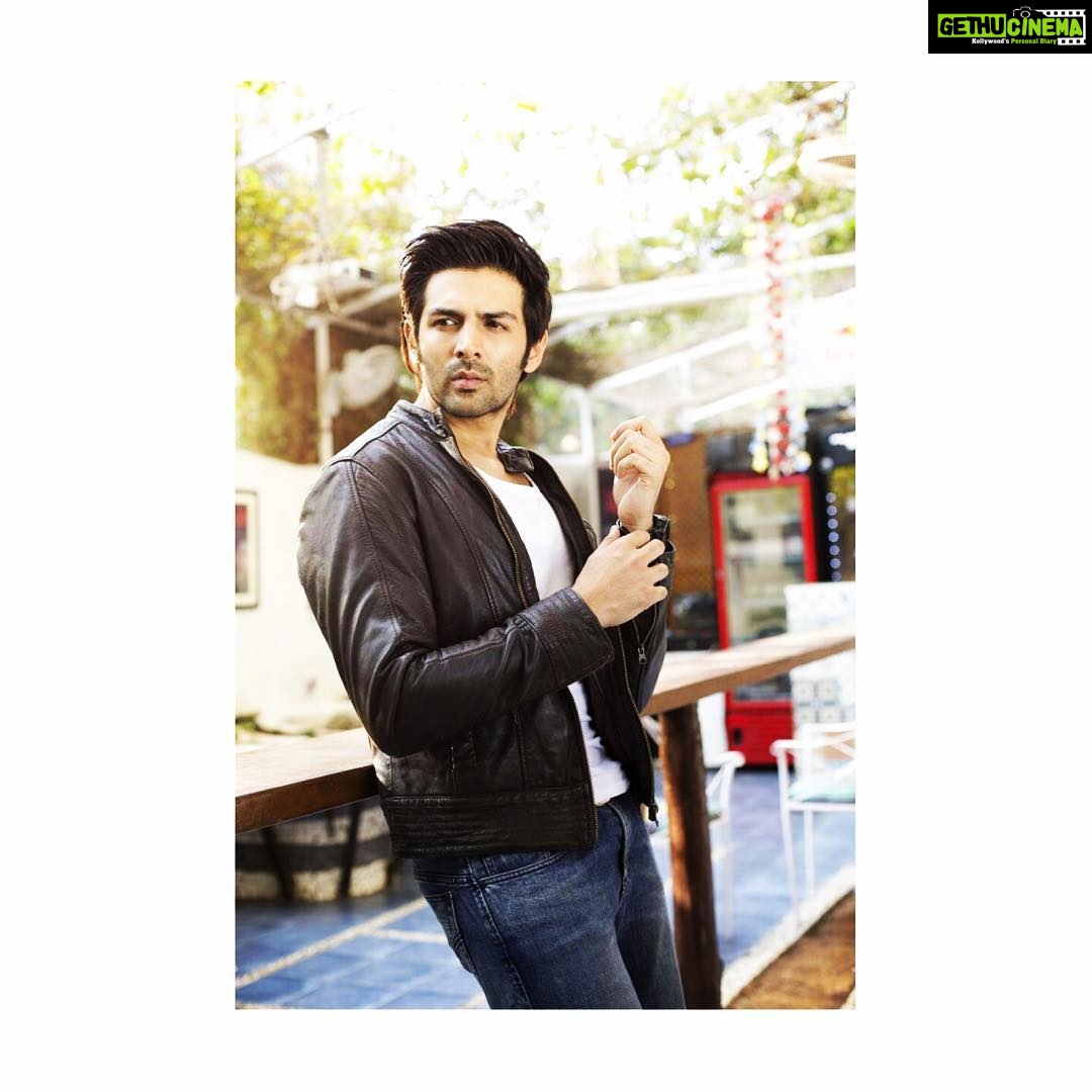Kartik Aaryan Instagram - Shot from a shoot🔫 📷