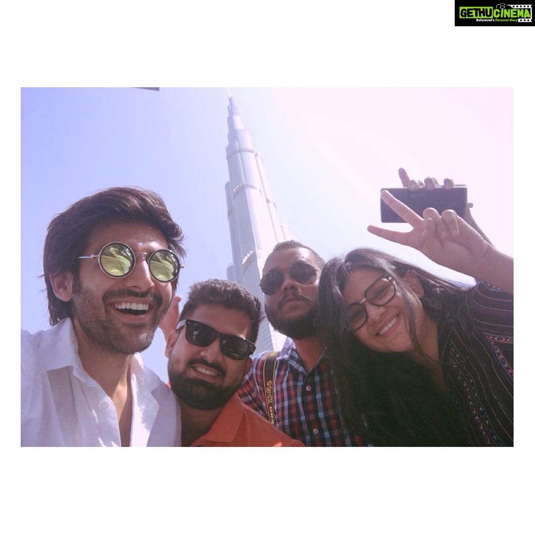 Kartik Aaryan Instagram - Love this pic 😎 @bombaytimesofficial #burjkhalifa #dubai