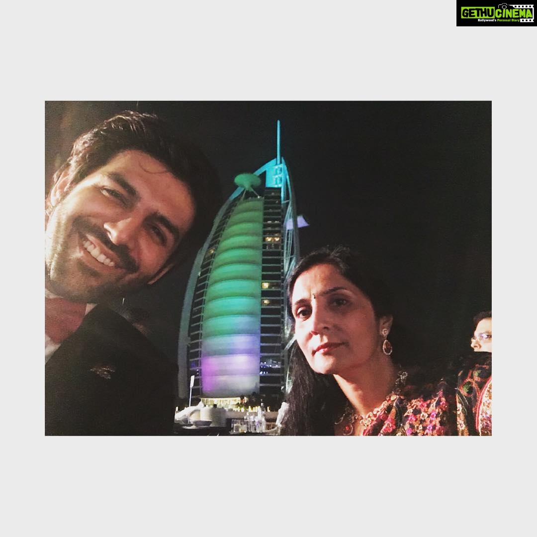 Kartik Aaryan Instagram - Mummy me n #burjalarab IN Dubai