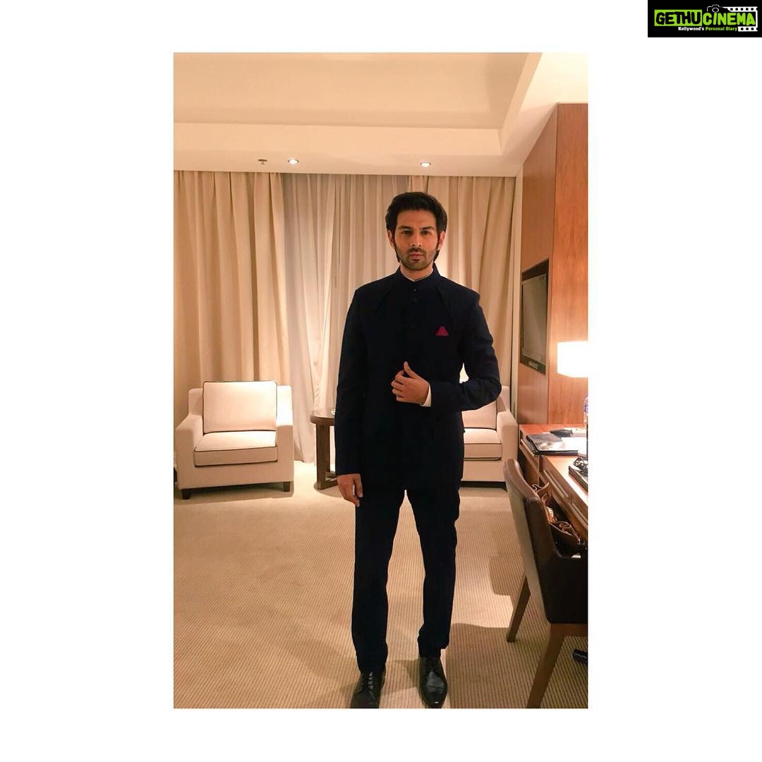 Kartik Aaryan Instagram - All set for the big night #toifa :))) Wearing my fav designer @manishmalhotra05