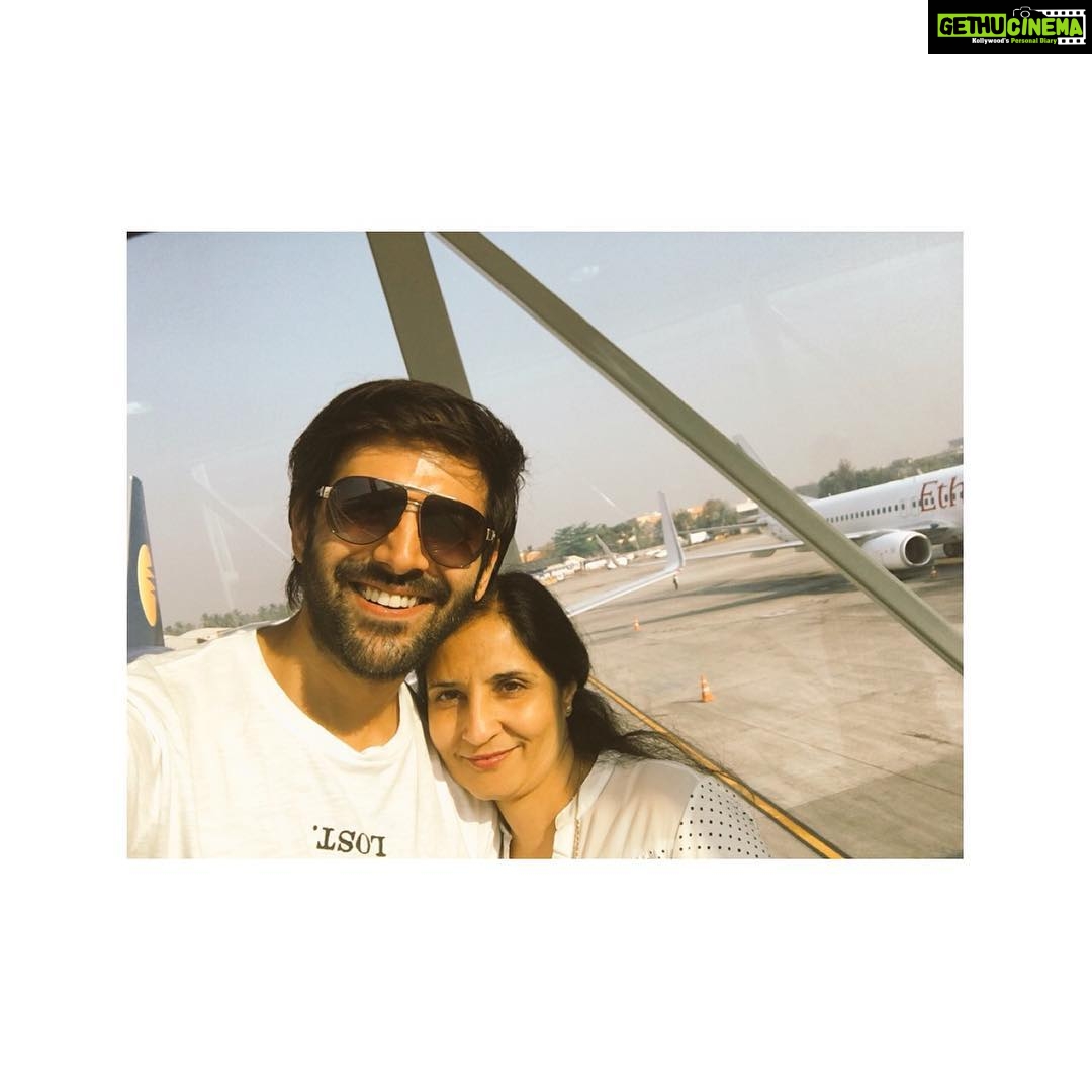 Kartik Aaryan Instagram - Off to #dubai with mummy 😍