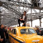 Kartik Aaryan Instagram - Oh Kolkata Amije Tomar ❤️ Iconic Yellow taxi and Iconic Howrah Bridge🔥🔥 #BhoolBhulaiyaa2 🤙🏻