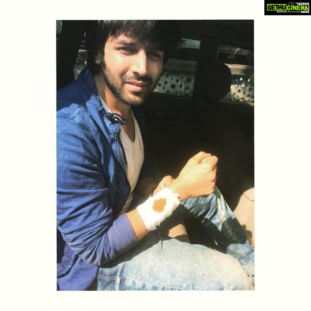 Kartik Aaryan Instagram - Love hurts 🏃🏽❤️👭👭👭👭👭👭 Got a little hurt at an event Thankfully wasnt intentional... Galti se laga 💁🏻