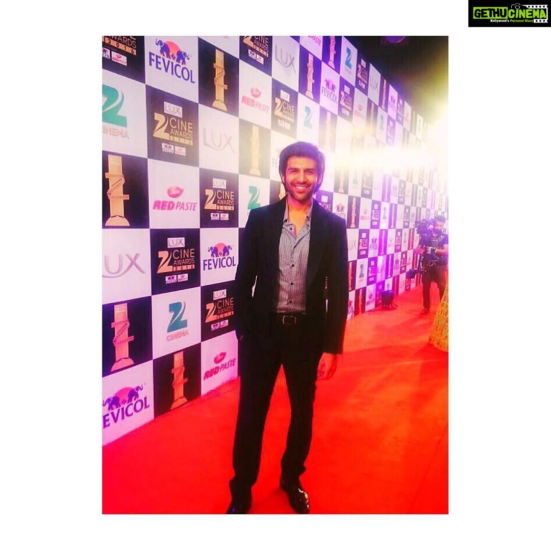 Kartik Aaryan Instagram - At the #zeecineawards2016 Styled by @ishabhansali Designer- @prathamgyanesh
