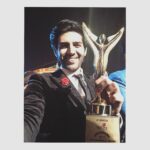 Kartik Aaryan Instagram - Holding my first Award in my hands. Can't describe the feeling... Thank you Stardust :)) Thank you guys for all the love :))
