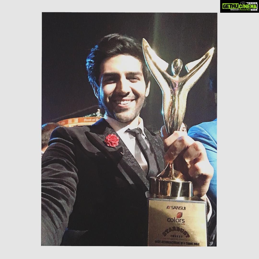 Kartik Aaryan Instagram - Holding my first Award in my hands. Can't describe the feeling... Thank you Stardust :)) Thank you guys for all the love :))