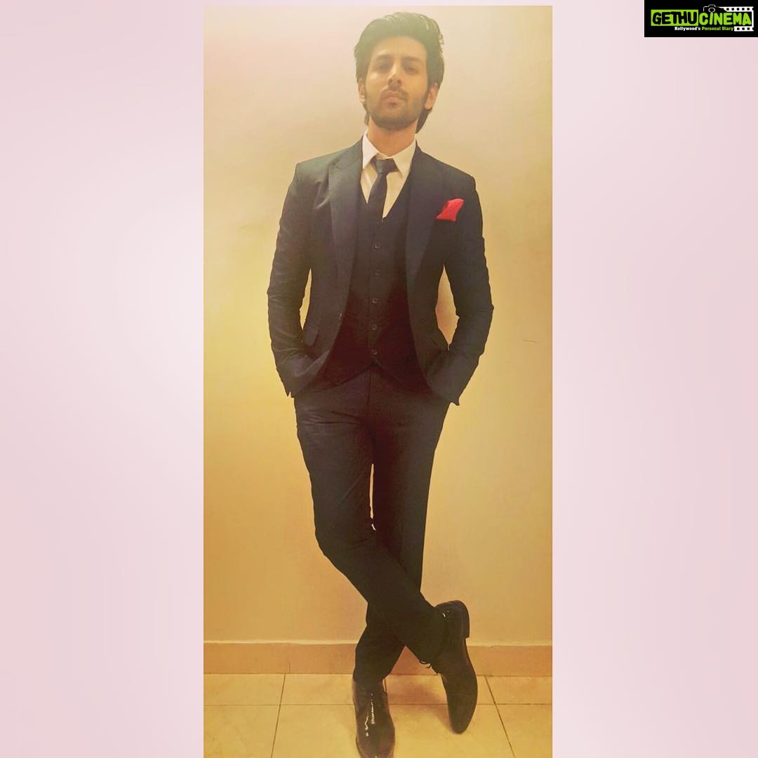 Kartik Aaryan Instagram - All set for the #bigstarentertainmentawards in Sahil Aneja, styled by @nitashagaurav #BSEA2015 #sahilaneja