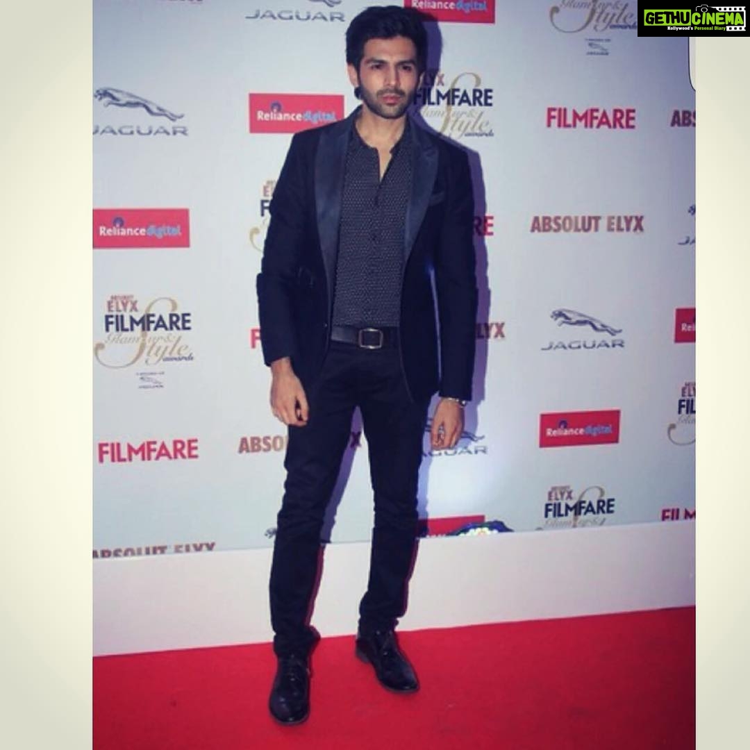 Kartik Aaryan Instagram - Last night @filmfare_india_official #AbsolutElyxFilmfareGlamourAndStyleAwards Styling- @ishabhansali @diesel