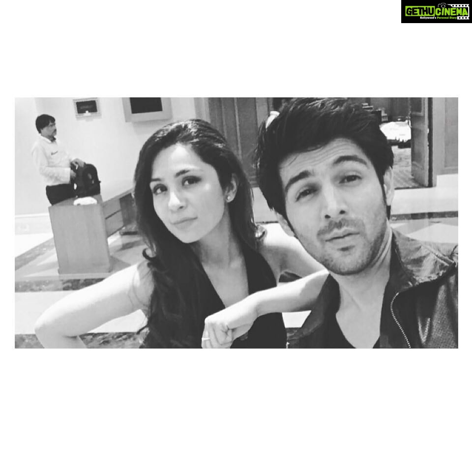 Kartik Aaryan Instagram - Thank you @sonaakshiraaj for making me look good :) #pyaarkapunchnama2 #success #party #friend #fashion #designer