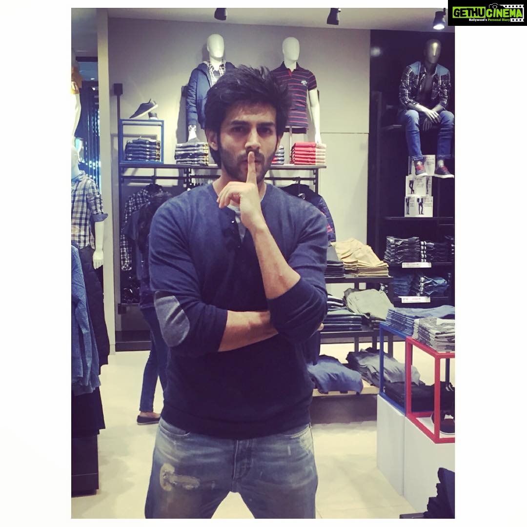 Kartik Aaryan Instagram - Sunday ko main chup rehta hu 😷