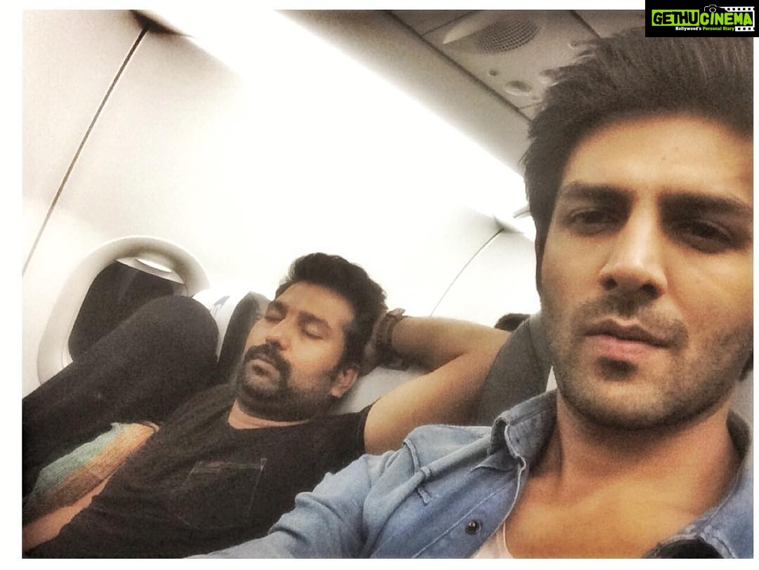 Kartik Aaryan Instagram - Team at work 💪🏻 #pyaarkapunchnama2 #baal #team #sleeping