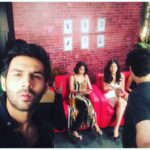 Kartik Aaryan Instagram - Selfie with the madams 😈 #rawsunday #tensports #wwe 💥 Raw Sunday Dhamaal