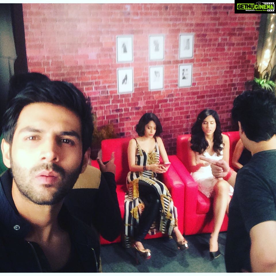 Kartik Aaryan Instagram - Selfie with the madams 😈 #rawsunday #tensports #wwe 💥 Raw Sunday Dhamaal