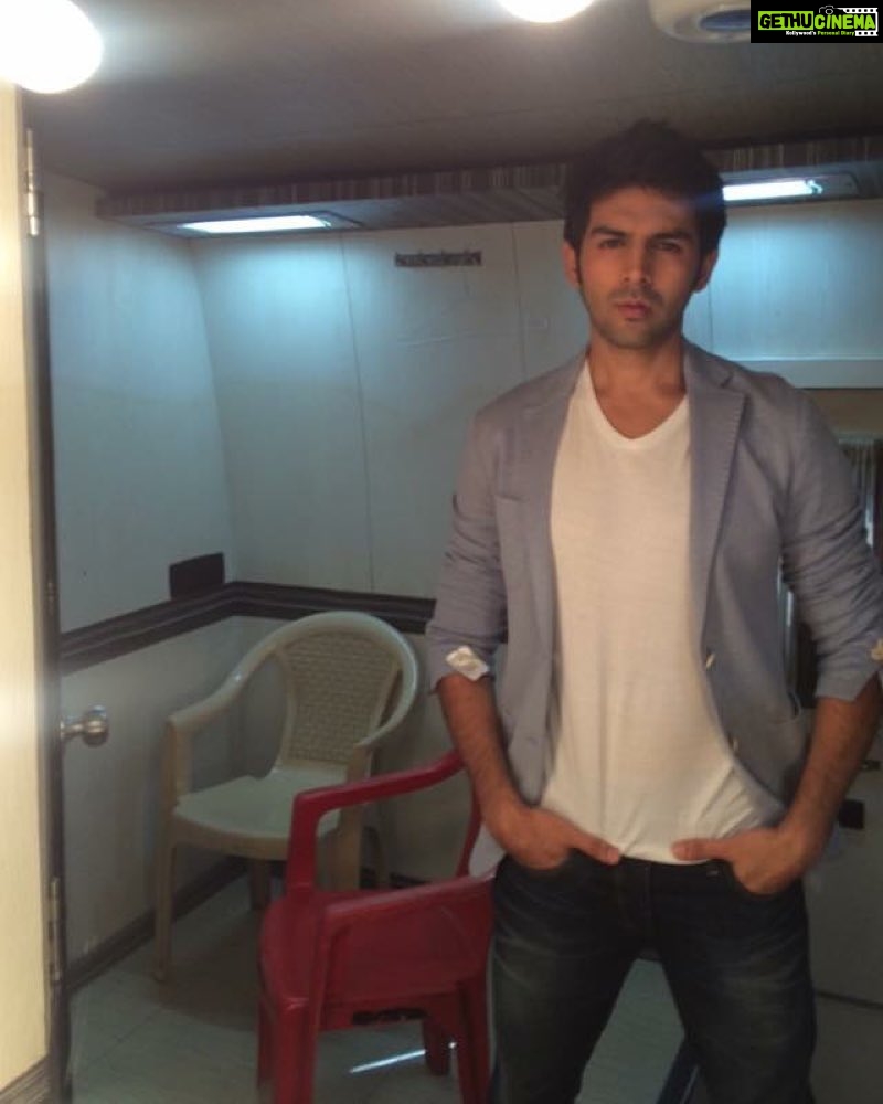 Kartik Aaryan Instagram - vashi inorbit College days With my blazer on πΆπ» #pyaarkapunchnama2