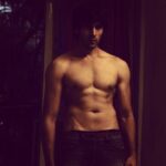 Kartik Aaryan Instagram – In progress👊🏼#bodybuilding #abs #diet #instafit #bollywood #film #movie #pyaarkapunchnama #sequel #actor #leaner #gym #fitness #workout #machinemode