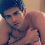 Kartik Aaryan Instagram - Hello 😏👶🏻