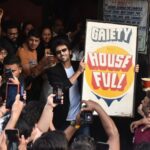 Kartik Aaryan Instagram - As actors we crave for this day This Housefull board !! Where i myself didn’t get the tickets ❤️ 🙏🏻 #BhoolBhulaiyaa2 on fire 🔥🤙🏻
