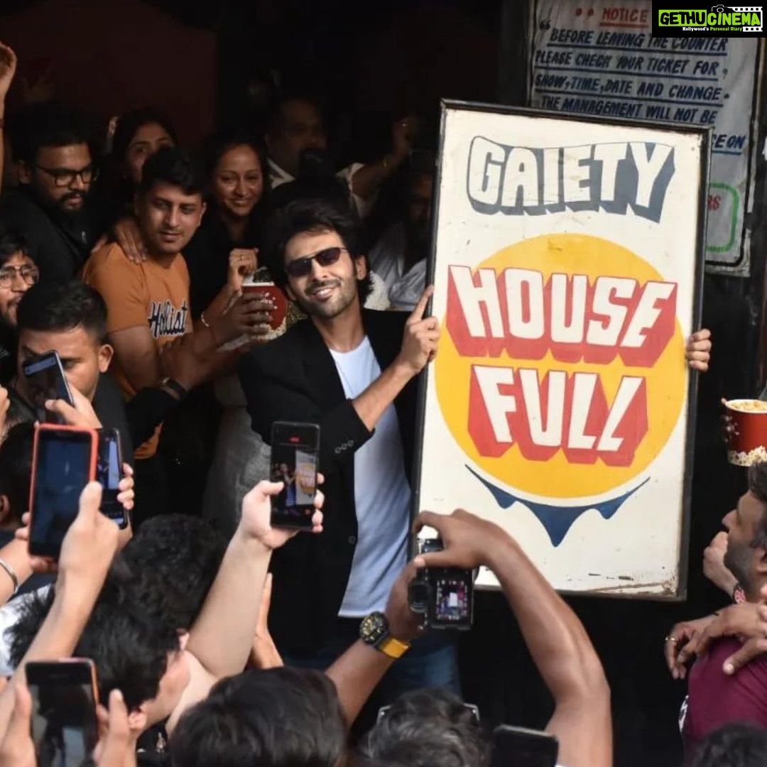 Kartik Aaryan Instagram - As actors we crave for this day This Housefull board !! Where i myself didn’t get the tickets ❤️ 🙏🏻 #BhoolBhulaiyaa2 on fire 🔥🤙🏻