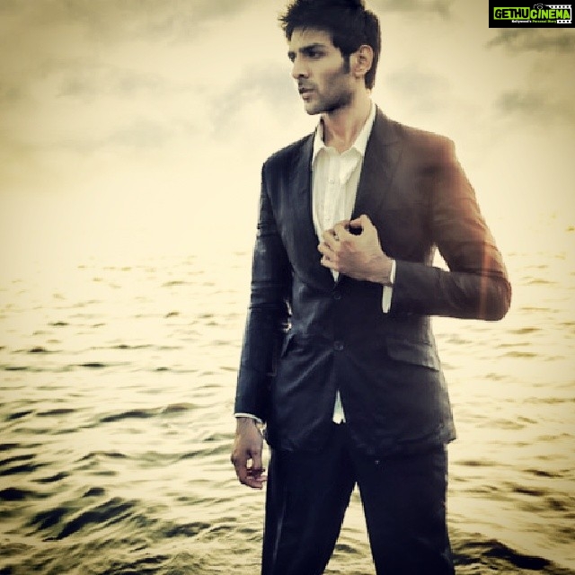 Kartik Aaryan Instagram - #pictureperfect #suit #amitkhannaphotography #menfashion